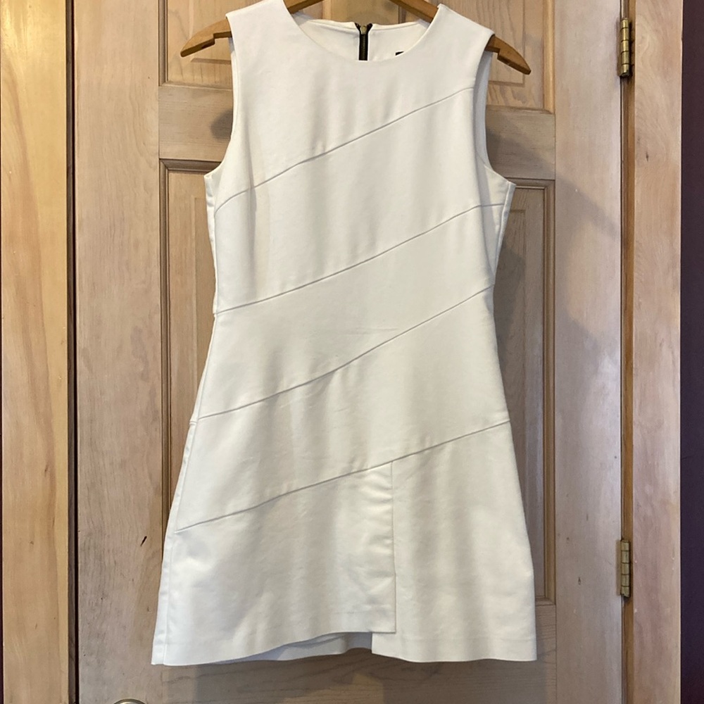 Elegant White Sleeveless Dress